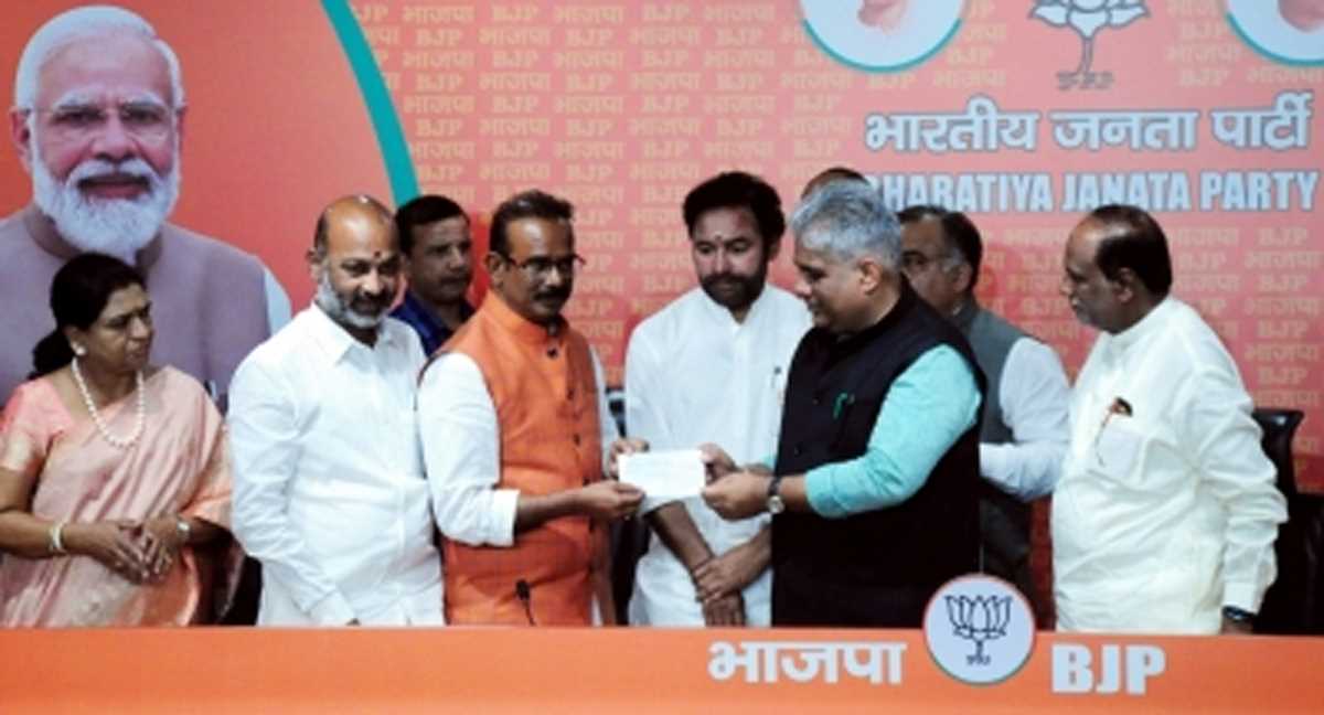 टीआरएस के पूर्व सांसद बूरा नरसैय्या गौड़ सहित कई नेता भाजपा में हुए शामिल टीआरएस के पूर्व सांसद बूरा नरसैय्या गौड़ सहित कई नेता भाजपा में हुए शामिल